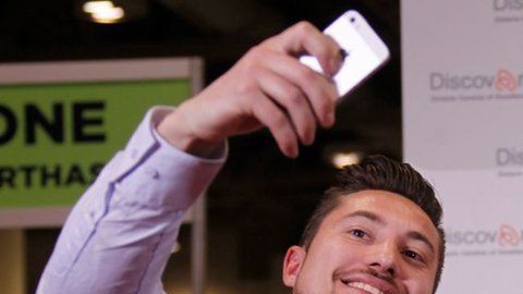 El robot humanoide Sofía participa en conferencias.