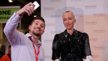 El robot humanoide Sofía participa en conferencias.