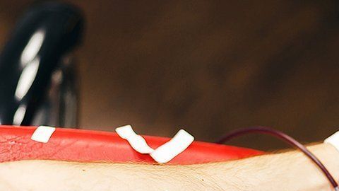 Donar sangre es un acto humanitario.