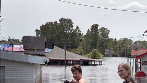 Residentes de Missouri usan un bote para regresar a casa.