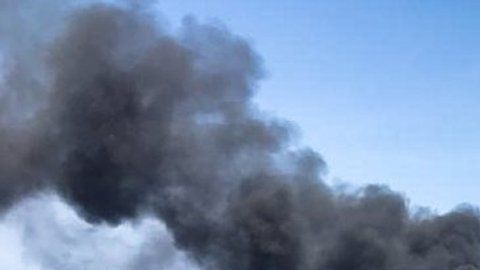 Uno de los buques tras la explosión.