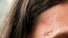 Javier Matías Darroux Mijalchuk (izquierda) abraza a su tío, Roberto Mijalchuk.