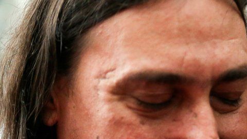 Javier Matías Darroux Mijalchuk (izquierda) abraza a su tío, Roberto Mijalchuk.