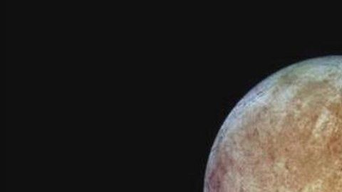 La luna Europa de Júpiter tienen tonalidades amarillas.