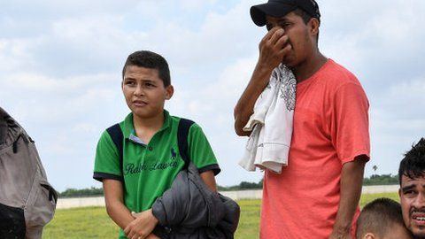 El número de familias cruzando la frontera a EE.UU. se ha disparado.