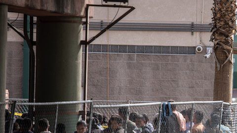 Los centros de detención de migrantes están desbordados.