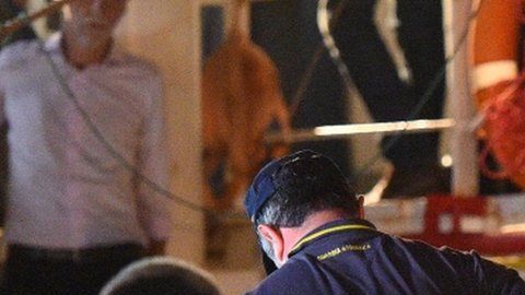 Carola Rackete, llegó al puerto con 40 migrantes a bordo.