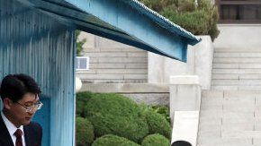 El momento en que Trump y Kim cruzan al lado sur de la frontera.