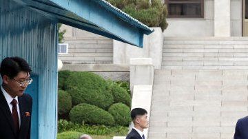 El momento en que Trump y Kim cruzan al lado sur de la frontera.