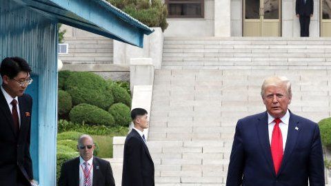 El momento en que Trump y Kim cruzan al lado sur de la frontera.