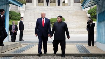 El momento en que Trump y Kim cruzan al lado sur de la frontera.