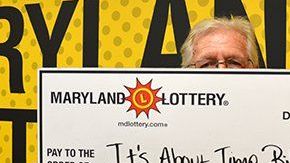 El ganador con uno de los premios de lotería que se ganó en un día.