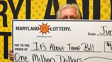 El ganador con uno de los premios de lotería que se ganó en un día.