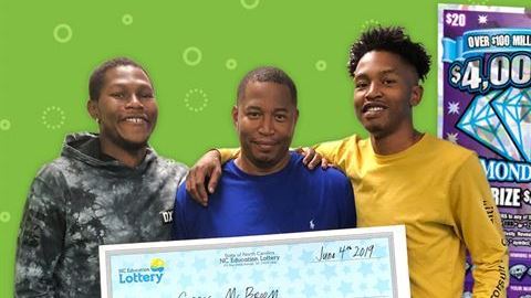 Cedric McBroom con su premio de lotería.