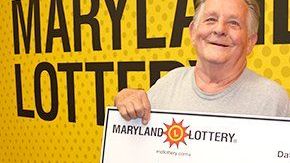 James Blanchette con su gran premio de lotería.