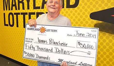 James Blanchette con su gran premio de lotería.