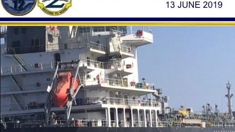 El daño de una explosión (i), y una probable mina (d) en el casco del buque M / V Kokuka Valiente. US Navy