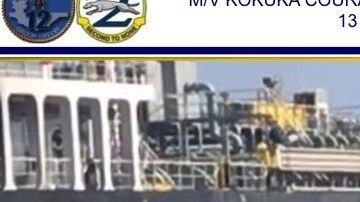 El daño de una explosión (i), y una probable mina (d) en el casco del buque M / V Kokuka Valiente.