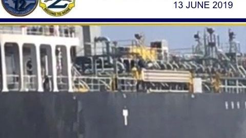 El daño de una explosión (i), y una probable mina (d) en el casco del buque M / V Kokuka Valiente.