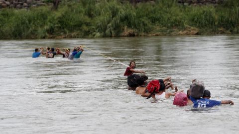 La Guardia Nacional custodia el paso por el río Suchiate.