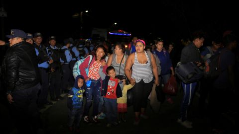 Caravana migrante de Honduras llega a Guatemala.