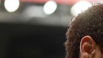 Neymar recibió tres partidos de suspensión por golpear a un sujeto en el rostro