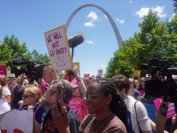 Una manifestación para defender el aborto legal y seguro tomó las calles de San Luis, Missouri.