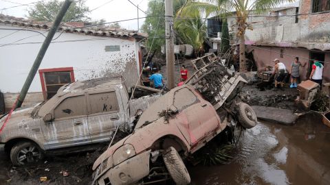 Las labores de búsqueda se intensificaron este lunes.