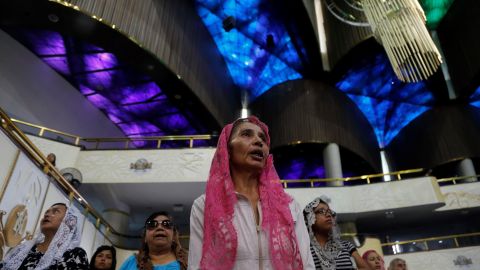 Fieles de La Luz del Mundo  en México rezan por la liberación de su guía.