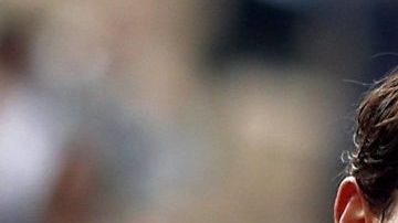 El español Rafael Nadal posa con la copa de los Mosqueteros en Roland Garros.