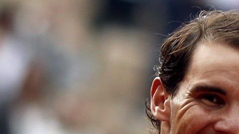 El español Rafael Nadal posa con la copa de los Mosqueteros en Roland Garros.