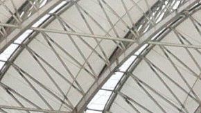 Gabriel Jesús de Brasil celebra tras anotar un gol ante la selección de Honduras en Porto Alegre.