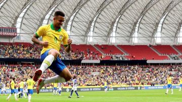 Gabriel Jesús de Brasil celebra tras anotar un gol ante la selección de Honduras en Porto Alegre.