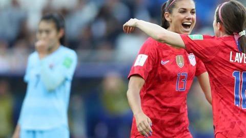 Alex Morgan colaboró con cinco anotaciones en la goleada 13-0 de Estados Unidos sobre Tailandia