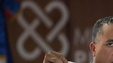 La Policía Nacional de República Dominicana muestra el arma que presuntamente se usó en el ataque a David Ortiz