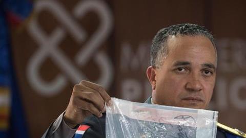 La Policía Nacional de República Dominicana muestra el arma que presuntamente se usó en el ataque a David Ortiz