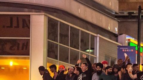 Aficionados de los Raptors de Toronto celebran el campeonato de su equipo en Toronto, Canadá.
