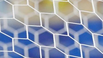 Rodrigo Rojas de Paraguay recibe atención médica tras lesionarse en el partido Paraguay-Catar de la Copa América.