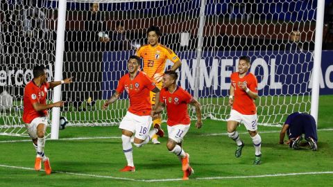 Jugadores de Chile celebraron así la victoria sobre Japón en la Copa América.