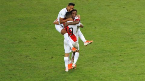 Jugadores de Perú celebran al final del partido contra Bolivia en la Copa América.