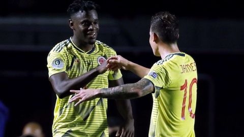 Los colombianos Duvan Zapata y James Rodríguez celebran un gol a Catar en la Copa América.