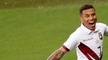 Darwin Machín celebra uno de sus goles en el triunfo 3-1 sobre Bolivia