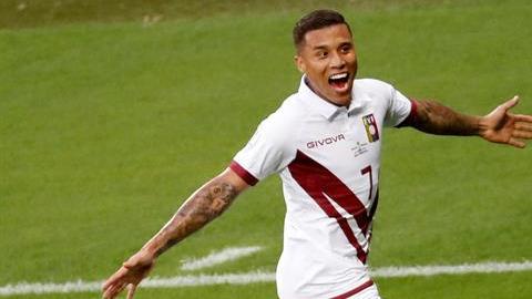 Darwin Machín celebra uno de sus goles en el triunfo 3-1 sobre Bolivia