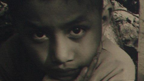 Joseph Seitz, obispo de El Paso. cruza la frontera con migrantes que pedirán asilo.