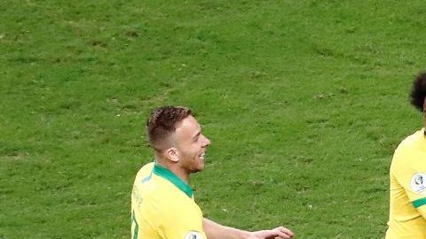 Jugadores de Brasil celebran al final del partido Brasil-Paraguay de cuartos de final de la Copa América.