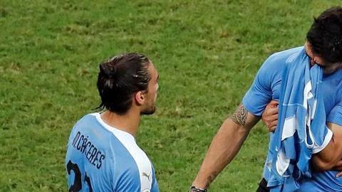 Luis Suárez es consolado por sus compañeros, tras quedar eliminados de la Copa América