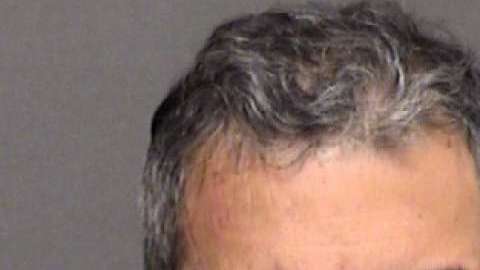 Enrique González se masturbó en un vuelo con la ayuda de su esposa.