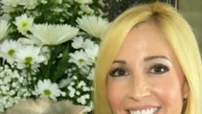 Ashley Bullerdick con el gato original y a la derecha el gato clonado.