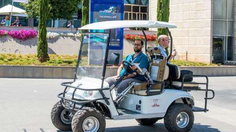 No necesita estar conectado al vehículo porque el robot cuenta con su propios sensores