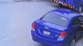 El hombre lleva una bolsa de ropa en la mano.